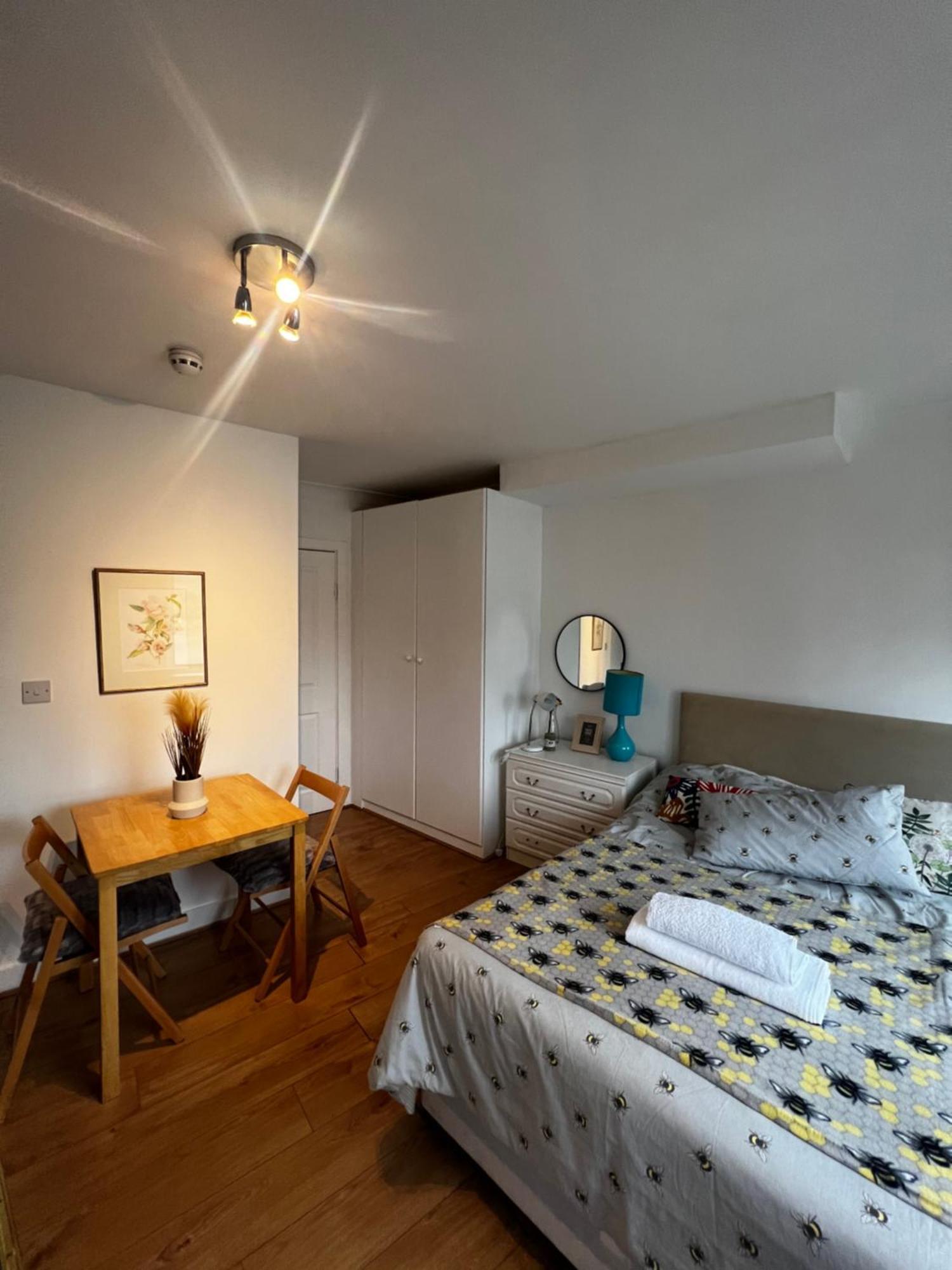 Апартаменты Flat In Лондон Экстерьер фото